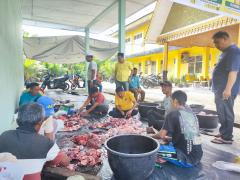 Momentum Hari Raya Idul Adha 1446 H, DPD Golkar Kampar Potong 1 Ekor Kerbau